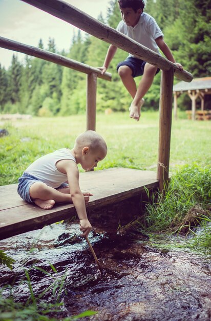 Hermoso día para vacaciones de niños en la naturaleza