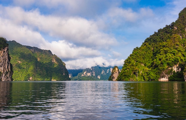 Foto hermoso día de vacaciones en el parque nacional khao sok, suratthani, tailandia