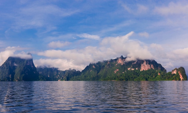 Foto hermoso día de vacaciones en el parque nacional khao sok, suratthani, tailandia