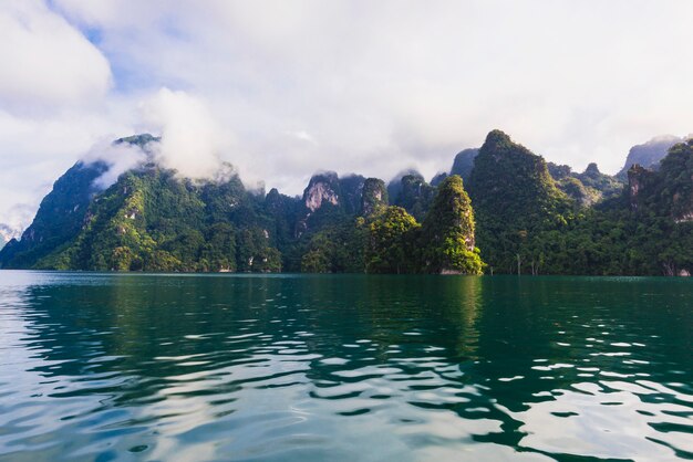 Hermoso día de vacaciones en el Parque Nacional Khao Sok, Suratthani, Tailandia