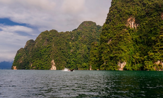 Hermoso día de vacaciones en el Parque Nacional Khao Sok, Suratthani, Tailandia