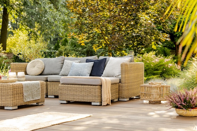 Hermoso día de verano en el elegante jardín de su casa con muebles de moda