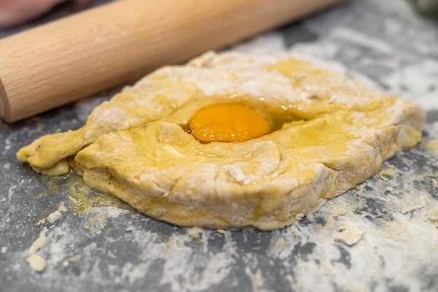 Hermoso diseño de cocina donde en la mesa harina huevos leche para pastel