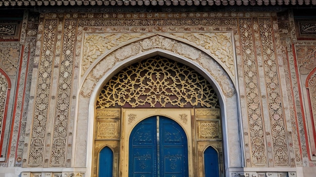 Hermoso diseño de la entrada principal de un edificio de mezquita