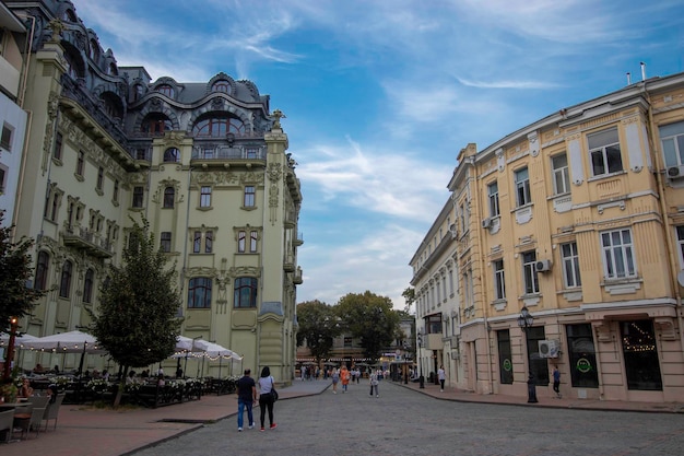 hermoso edificio antiguo bajo un cielo azul