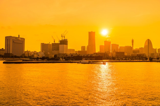 Foto hermoso edificio y arquitectura en el horizonte de la ciudad de yokohama