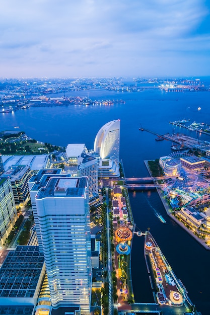 Foto hermoso edificio y arquitectura en el horizonte de la ciudad de yokohama