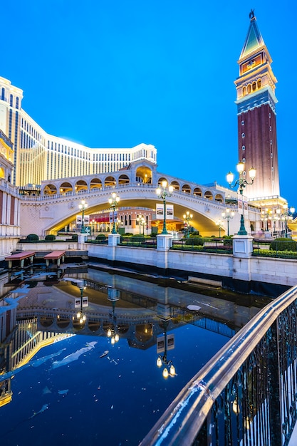 Hermoso edificio de arquitectura de hotel y casino venecianos y otros