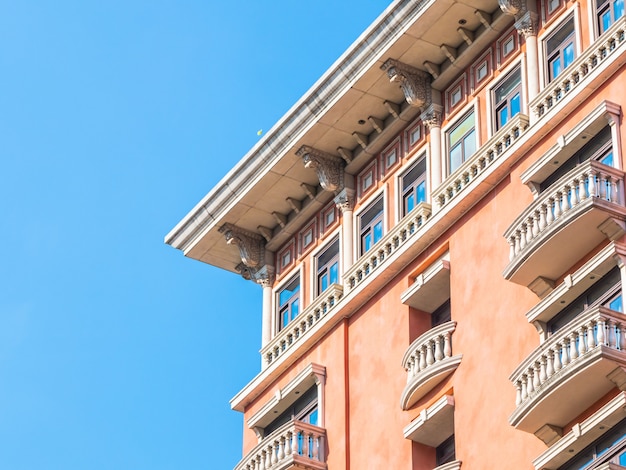 Hermoso edificio de arquitectura con ventana exterior.