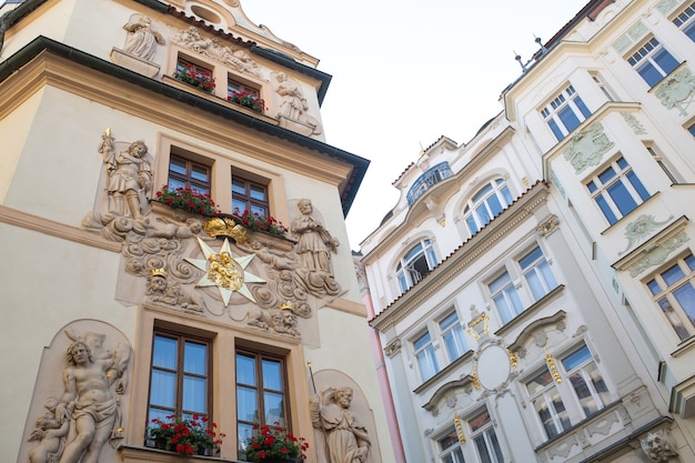 Hermoso edificio en la calle vacía en Praga, República Checa