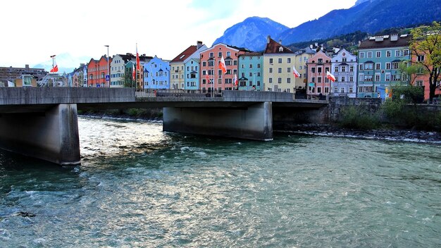 Hermoso edificio junto a la montaña del río y el cielo azul en Innsbruck Austria Mañana en primavera Concepto de construcción y naturaleza