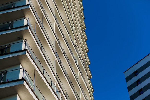 Hermoso edificio moderno sobre fondo de cielo. arquitectura urbana.