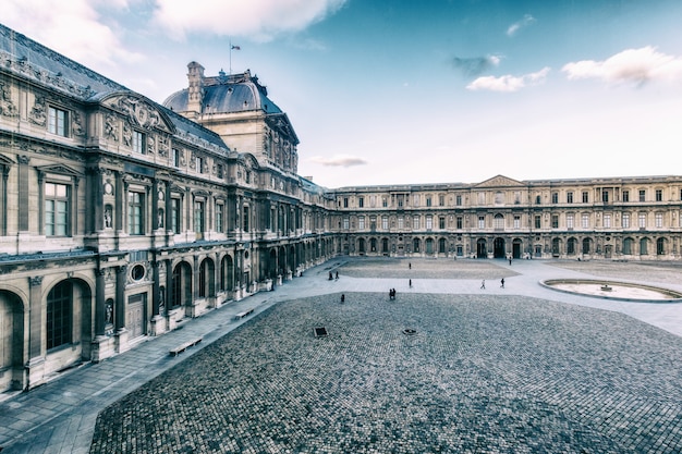 Hermoso edificio del Palacio del Louvre y en París, Francia