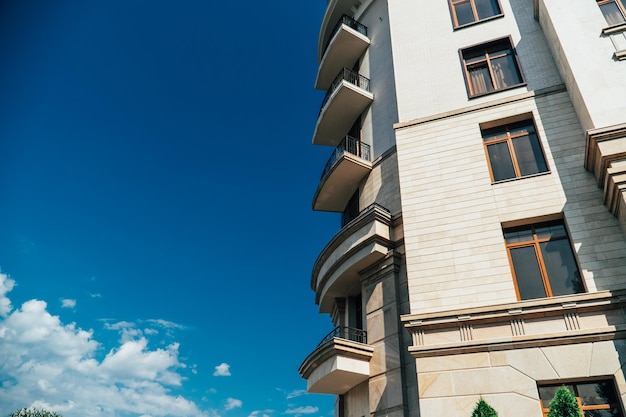 Hermoso edificio residencial moderno sobre un fondo de cielo azul