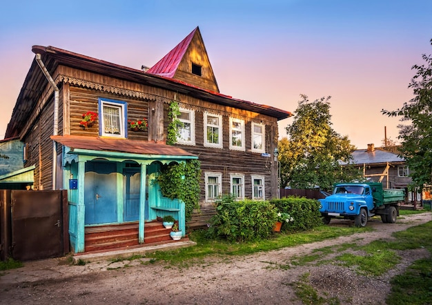 Foto hermoso edificio residencial y un viejo camión en la ciudad de kimry