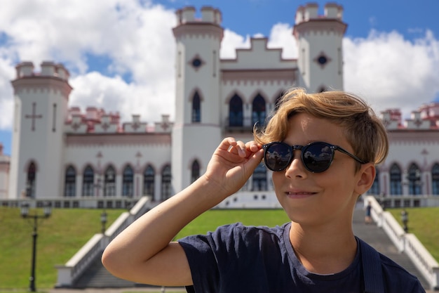 Hermoso y elegante niño de 9 años posando con gafas de sol