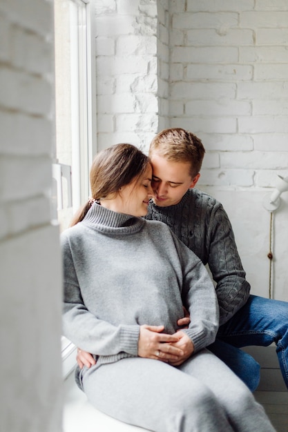 Hermoso embarazo de familia joven. Hombre y mujer embarazada. Feliz pareja, esposa y esposo