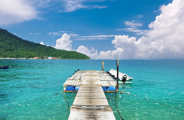 Foto hermoso embarcadero de playa