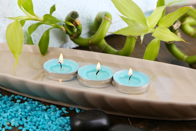 Hermoso entorno de spa con bambú sobre fondo de madera