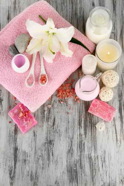 Foto hermoso entorno de spa con lirio en una mesa de madera de primer plano