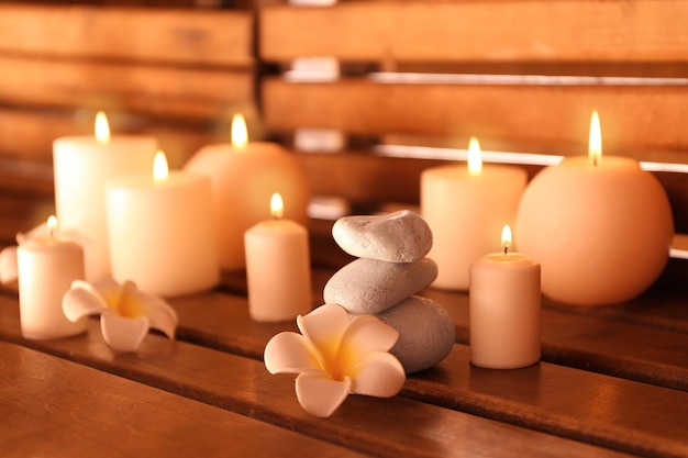 Hermoso entorno de spa con velas sobre fondo de madera