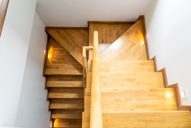 hermoso escalón de madera en casa