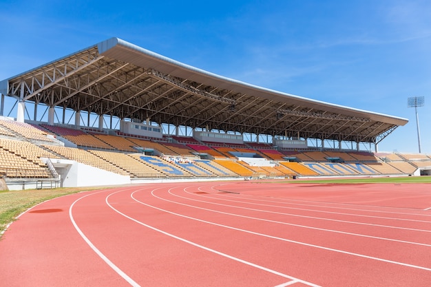 Hermoso estadio de fútbol para usar en partidos de fútbol y atletismo.