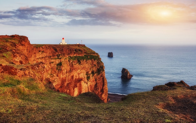 Hermoso faro blanco en el cabo Dyrholaey, sur de Islandia