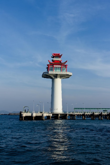 Hermoso faro en estilo asiático