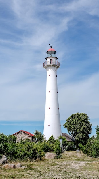 Hermoso faro en un pequeño pueblo cuando hace buen tiempo