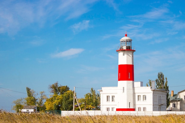 Hermoso faro en la playa de berdyansk