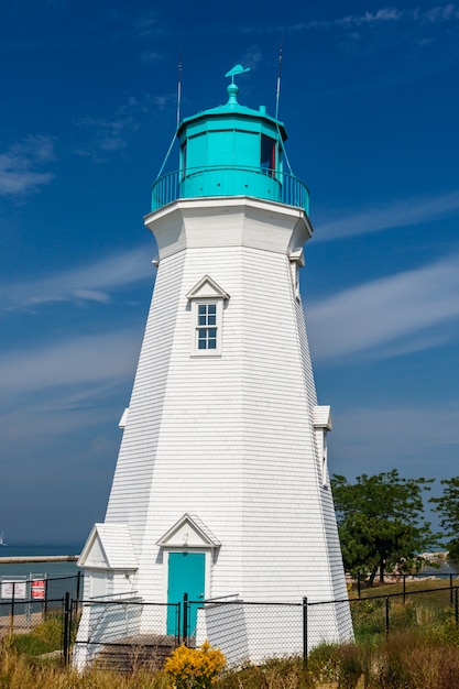 Hermoso faro en el puerto de Dalhousie Port, Ontario, Canadá