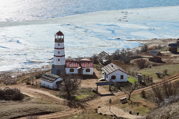 Hermoso faro rojo blanco con casas de servicios agrícolas en Merzhanovo Rostov en la región de Don Russian