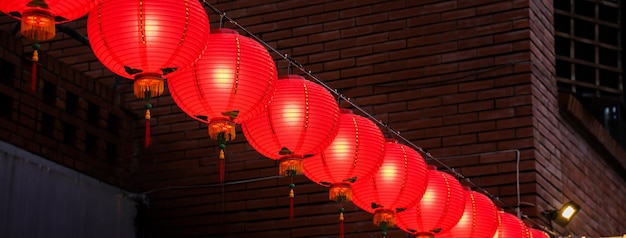 Hermoso farol rojo redondo colgado en el antiguo concepto de calle tradicional del festival del año nuevo lunar chino en Taiwán cerrar La palabra subyacente significa bendición