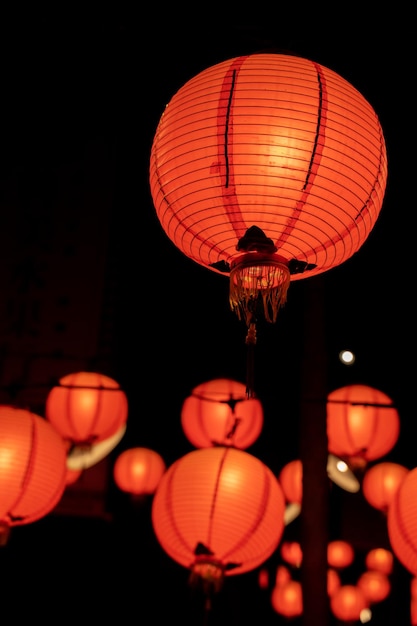 Hermoso farol rojo redondo colgado en el antiguo concepto de calle tradicional del festival del año nuevo lunar chino en Taiwán cerrar La palabra subyacente significa bendición