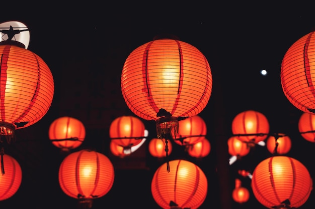 Hermoso farol rojo redondo colgado en el antiguo concepto de calle tradicional del festival del año nuevo lunar chino en Taiwán cerrar La palabra subyacente significa bendición