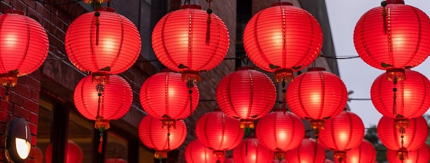 Hermoso farol rojo redondo colgado en el antiguo concepto tradicional de la calle del festival del año nuevo lunar chino de cerca La palabra subyacente significa bendición