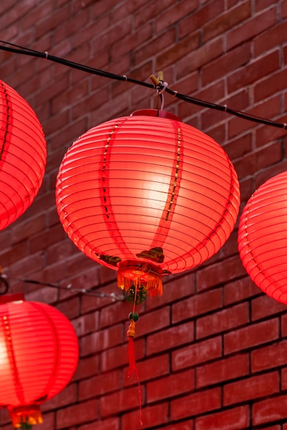 Hermoso farolillo rojo redondo colgado en la antigua calle tradicional, concepto del festival del año nuevo lunar chino, de cerca.