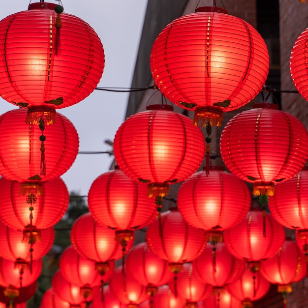 Hermoso farolillo rojo redondo colgado en la antigua calle tradicional, concepto del festival del año nuevo lunar chino, de cerca.