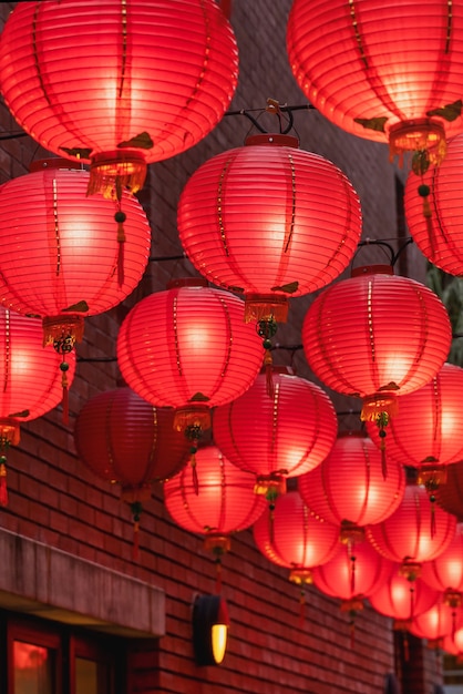 Hermoso farolillo rojo redondo colgado en la antigua calle tradicional, concepto del festival del año nuevo lunar chino, de cerca.