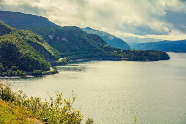 Hermoso fiordo, paisaje escandinavo. Hermosa naturaleza de Noruega