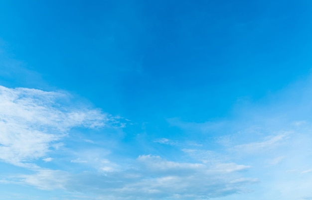Hermoso fondo de cielo azul brillante airatmosphere textura clara abstracta con nubes blancas