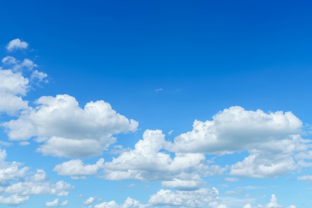 Hermoso fondo de cielo azul brillante airatmosphere textura clara abstracta con nubes blancas