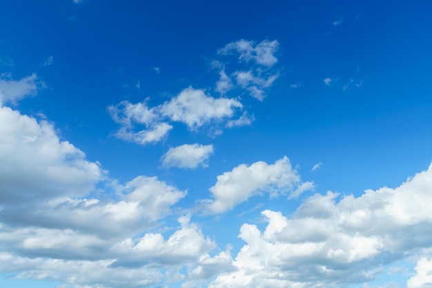 Hermoso fondo de cielo azul brillante airatmosphere textura clara abstracta con nubes blancas