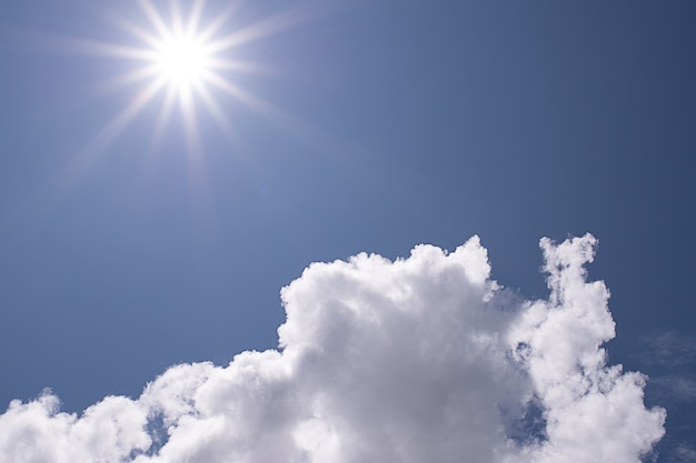 Hermoso fondo de cielo azul claro con nubes diminutas