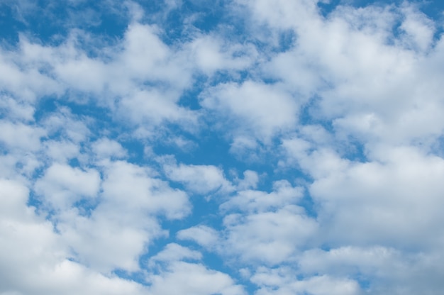 Hermoso fondo de cielo azul durante el día con nubes esponjosas. Copia espacio