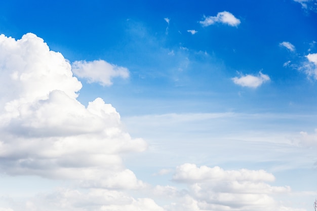 hermoso fondo de cielo azul con nubes y luz del atardecer