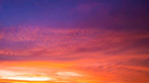 Hermoso fondo de cielo fantástico atardecer