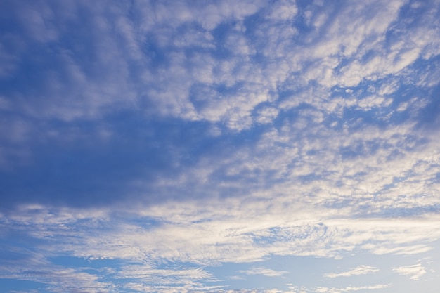 Hermoso fondo de cielo de nubes blancas fluffys con fondo de cielo azul