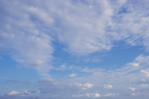 Hermoso fondo de cielo de nubes blancas fluffys con fondo de cielo azul